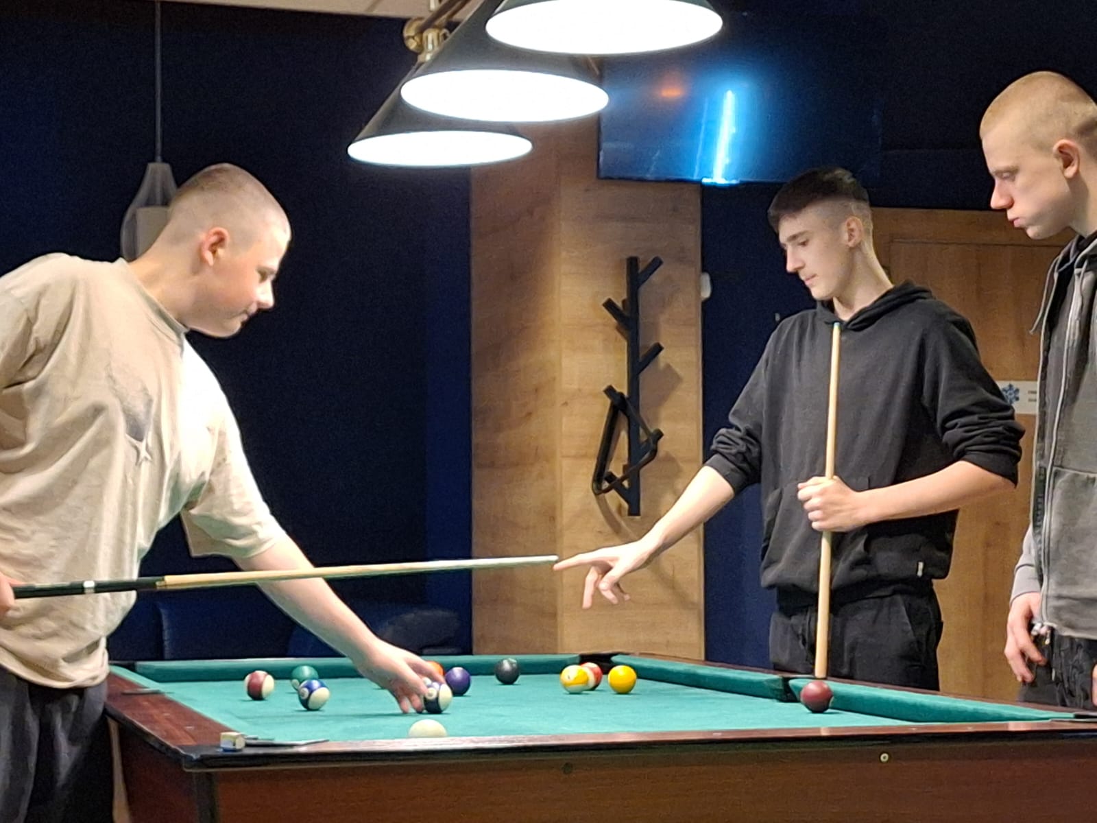 Wir wodnych atrakcji na krytej pływalni.